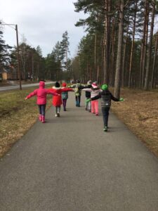 Kühmnokk-luiged Klooga järvel (Laulasmaa Kool Klooga koolimaja 2.klass)