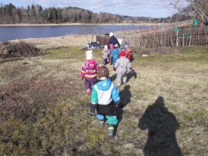 Sinililled uurivad elurikkust (Põlva lasteaed Mesimumm)